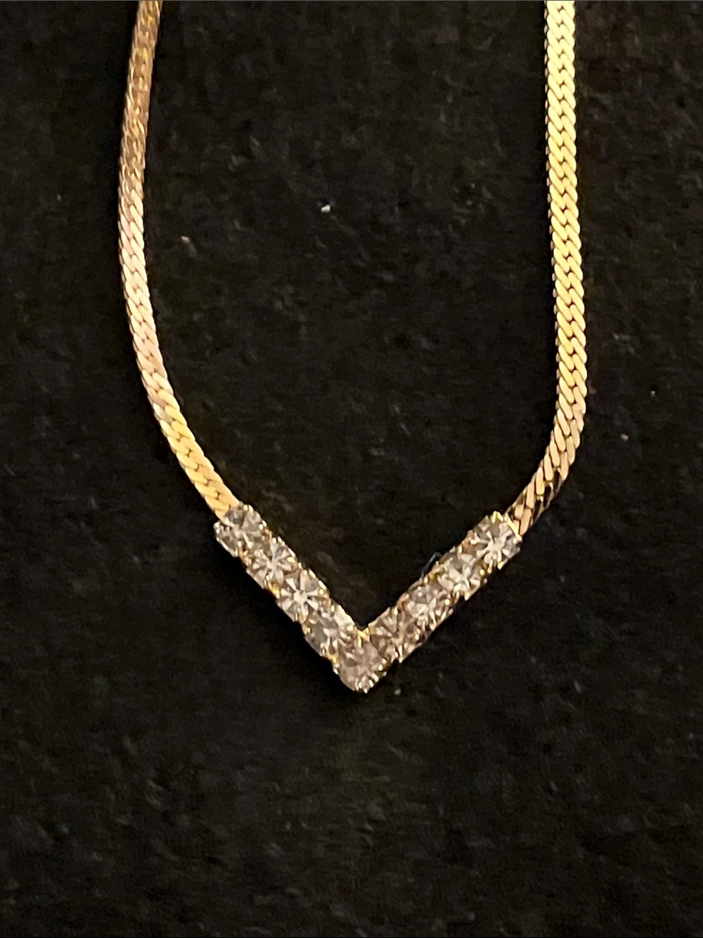 Beautiful vintage Avon gold tone necklace with rhinestones